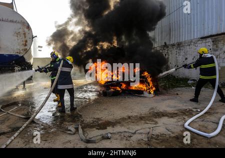 Am 1. März 2022, Gaza-Stadt, der Gazastreifen, Palästina: Mitglieder der palästinensischen Zivilverteidigung, die der Hamas treu sind, löschen das Feuer während einer großen Übung zum Welttag der Zivilverteidigung in Gaza-Stadt.jedes Jahr am 1. März feiern Menschen auf der ganzen Welt den Weltverteidigungstag. Dieser Tag wurde 1990 von der Internationalen Zivilschutzorganisation (ICDO) zum Weltfeiertag erklärt und ehrt die Bedeutung der Zivilverteidigung und der Mitarbeiter, die ihr Leben dafür geopfert haben. (Bild: © Mahmoud Issa/Quds Net News via ZUMA Press Wire) Stockfoto