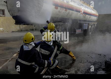 Am 1. März 2022, Gaza-Stadt, der Gazastreifen, Palästina: Mitglieder der palästinensischen Zivilverteidigung, die der Hamas treu sind, löschen das Feuer während einer großen Übung zum Welttag der Zivilverteidigung in Gaza-Stadt.jedes Jahr am 1. März feiern Menschen auf der ganzen Welt den Weltverteidigungstag. Dieser Tag wurde 1990 von der Internationalen Zivilschutzorganisation (ICDO) zum Weltfeiertag erklärt und ehrt die Bedeutung der Zivilverteidigung und der Mitarbeiter, die ihr Leben dafür geopfert haben. (Bild: © Mahmoud Issa/Quds Net News via ZUMA Press Wire) Stockfoto