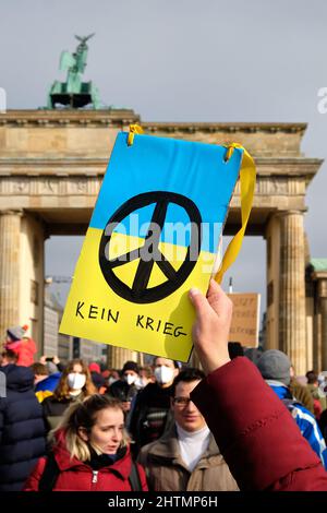 Nahaufnahme auf packard mit pacific-Schild auf ukrainischer gelbblauer Flagge. Protest gegen den Krieg in der Ukraine. Stockfoto