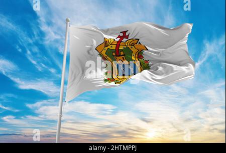 Flagge von Veracruz , Mexiko bei bewölktem Himmel Hintergrund bei Sonnenuntergang, Panoramablick. Mexikanisches Reise- und Patriot-Konzept. Platz zum Kopieren für breites Banner. 3D Abb. Stockfoto