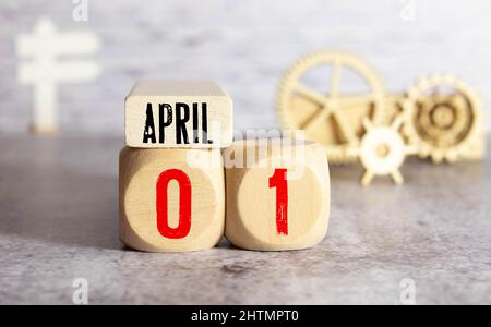 April 10, Datumsdesign mit Kalenderwürfel auf Holztisch und weißem Hintergrund Stockfoto