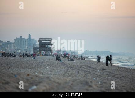 Gaza, Palästina. 01. März 2022. Palästinenser genießen am Ufer des Mittelmeers während des Sonnenuntergangs in Gaza City. (Foto von Yousef Masoud/SOPA Images/Sipa USA) Quelle: SIPA USA/Alamy Live News Stockfoto