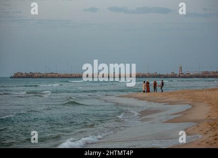 Gaza, Palästina. 01. März 2022. Palästinenser genießen am Ufer des Mittelmeers während des Sonnenuntergangs in Gaza City. (Foto von Yousef Masoud/SOPA Images/Sipa USA) Quelle: SIPA USA/Alamy Live News Stockfoto