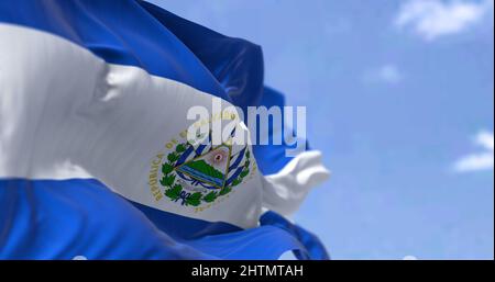 Detail der Nationalflagge von El Salvador, die an einem klaren Tag im Wind winkt. El Salvador ist ein Land in Mittelamerika. Selektiver Fokus. Stockfoto