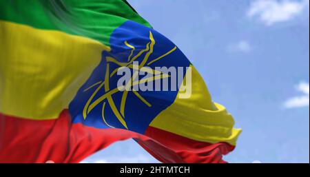 Detail der Nationalflagge Äthiopiens, die an einem klaren Tag im Wind winkt. Äthiopien ist ein Binnenland am Horn von Afrika. Selektiver Fokus. Stockfoto