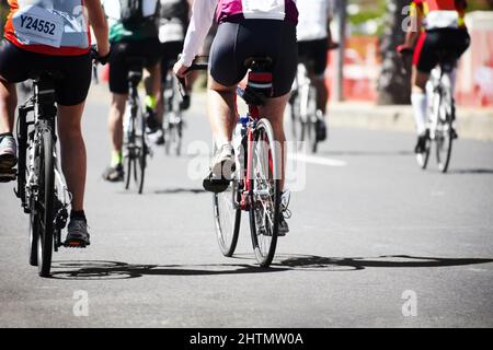 Es geht um die Reise. Eine Gruppe von Radfahrern unterwegs während einer Radtour. Stockfoto