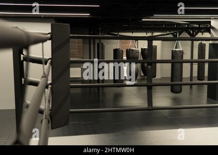 Bag Boxing Hintergrund Faust, für Power Kick in gesund aus Taschen Ausrüstung, rotes Ziel. Ring Kreis leer, Kunst Stockfoto