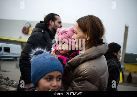 Medyka, Polen. 01. März 2022. Die Menschen weinen und umarmen sich, nachdem sie ihre Verwandten auf der polnischen Seite der Grenze gefunden haben, die auf sie warten. Ukrainische Asylbewerber am polnischen Grenzübergang in Medyka am 6.. Tag der russischen Invasion in der Ukraine. (Foto von Attila Husejnow/SOPA Images/Sipa USA) Quelle: SIPA USA/Alamy Live News Stockfoto