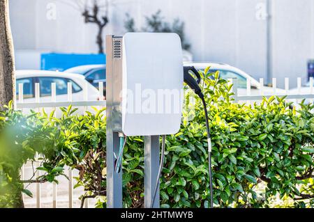 Parkplätze, die für das Aufladen von Elektrofahrzeugen mit Kopierplatz vorbereitet sind Stockfoto