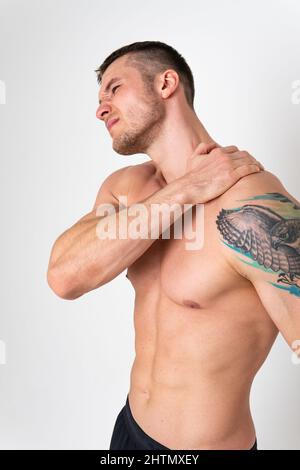 Die Muskeln des Halses bei einem Mann auf weißem Hintergrund Schmerzen schmerzhaft, Rückenschmerzen krank weißen Hintergrund Medizin, muskulös chronisch. Spannung Stockfoto