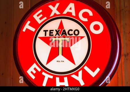 Vintage beleuchtet rund Neon Texaco Öl Firma Werbeschild für Ethyl. Stockfoto