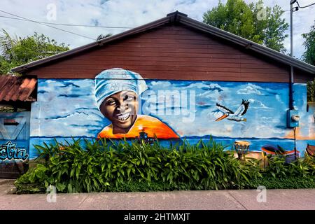 Buntes Wandgemälde in der Garifuna Gemeinde von Livingston, Guatemala Stockfoto