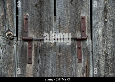 Verrostete und alte hölzerne Scheunentür Stockfoto