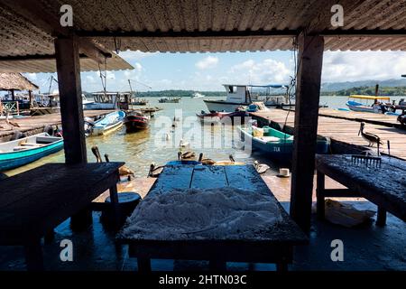 Blick auf den Hafen und das Fischverarbeitungsgebiet, Livingston, Guatemala Stockfoto