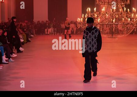 Paris, Frankreich. 28.. Februar 2022. OFF WHITE Herbst/Winter 2022-23 Start- und Landebahn während der Paris Fashion Week - Paris, Frankreich. 28/02/2022 Credit: dpa/Alamy Live News Stockfoto