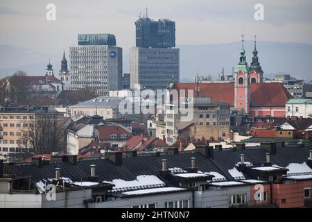 Ljubljana: Panoramablick auf das Stadtzentrum, mit dem Nova Ljubljanska Banka Gebäude auf dem Platz der Republik. Slowenien Stockfoto