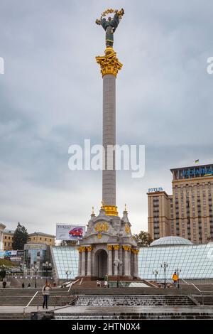 Das ikonische Unabhängigkeitsdenkmal auf dem Unabhängigkeitsplatz, Maidan Nezalezhnosti, in der Innenstadt von Kiew (Kiew), Ukraine Stockfoto