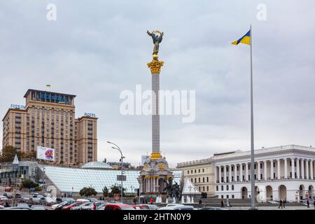 Unabhängigkeitsdenkmal und typische neoklassische stalinistische russische Architektur Ukraine Hotel, Independence Square, Maidan Nezalezhnosti, Kiew (Kiew) Stockfoto