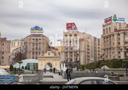 Lach Gate und typische neoklassizistische stalinistische russische Architektur der Gebäude am Unabhängigkeitsplatz, Maidan Nezalezhnosti, in der Innenstadt von Kiew, Ukraine Stockfoto