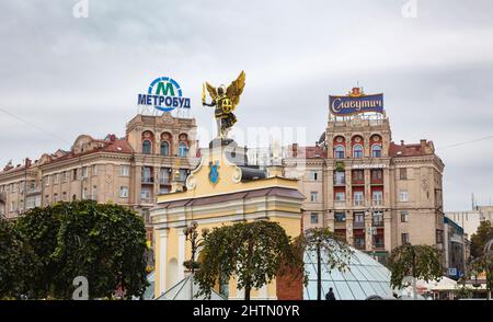 Lach Gate und typische neoklassizistische stalinistische russische Architektur der Gebäude am Unabhängigkeitsplatz, Maidan Nezalezhnosti, in der Innenstadt von Kiew, Ukraine Stockfoto