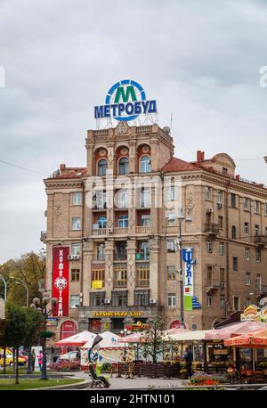 Typische neoklassizistische stalinistische russische Architektur von Gebäuden rund um den Unabhängigkeitsplatz, Maidan Nezaleschnosti, in der Innenstadt von Kiew, Ukraine: Metrobod Stockfoto