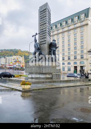 Das ikonische Denkmal für Segler 1941-45, ein Wahrzeichen am Ufer des Dnjepr Flusses in Podil, Kiew, Hauptstadt der Ukraine an einem nassen Tag Stockfoto