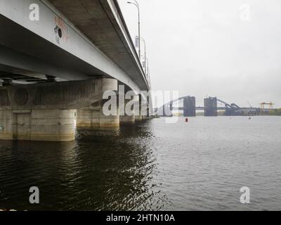 Die Havansky-Brücke und die Unterstützung der Überquerung des Flusses Dnjepr und der unvollendeten Podilskyi-Brücke in Podil, Kiew, der Hauptstadt der Ukraine Stockfoto