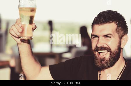 Bartmann trinkt Bier aus einem Bierkrug. Mann trinkt Bier. Mann mit Bier. Stockfoto