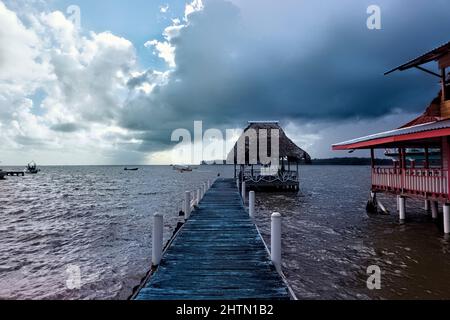 Karibischer Blick in der Garifuna-Gemeinde Livingston, Guatemala Stockfoto