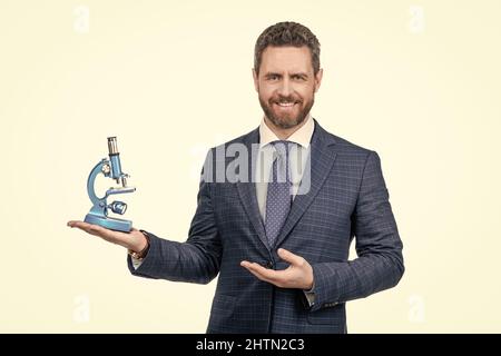 Erfolgreiche Mann Wissenschaftler schlagen moderne Reichweite. Wissenschaft Unternehmer in der Wirtschaft. Stockfoto