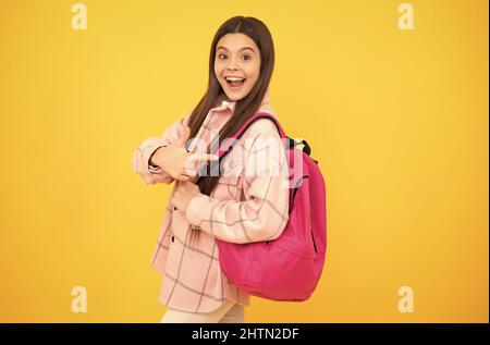 Zurück zur Schule. Überrascht Teenager-Mädchen in karierten Hemd. Happy Kid Casual Style tragen Rucksack. Stockfoto