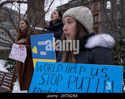 1. März 2022, Boston, Massachusetts USA: Demonstranten singen die ukrainische Nationalhymne in Tränen während einer Kundgebung zur Unterstützung der Ukraine in Boston. Russland marschierte am 24. Februar 2022 in die Ukraine ein. Quelle: Keiko Hiromi/AFLO/Alamy Live News Stockfoto