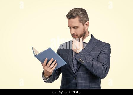 Lassen Sie mich denken. Schöner Mann plant seine Arbeit. Chef prüfen Geschäftsbericht Stockfoto