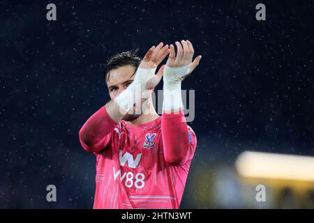 London, Großbritannien. 01. März 2022. Jack Butland #1 von Crystal Palace applaudiert den Fans seines Ex-Clubs Stoke City. In London, Großbritannien am 3/1/2022. (Foto von Carlton Myrie/News Images/Sipa USA) Quelle: SIPA USA/Alamy Live News Stockfoto