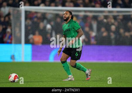 London, Großbritannien. 01. März 2022. Liam Moore #6 von Stoke City Dribbbling. In London, Vereinigtes Königreich am 3/1/2022. (Foto von Carlton Myrie/News Images/Sipa USA) Quelle: SIPA USA/Alamy Live News Stockfoto