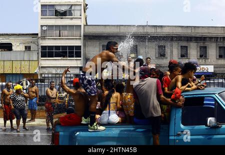 Puerto Cabello, Carabobo, Venezuela. 1. März 2022. 01. März 2022. Die Venezolaner feiern Karneval mit Kostümen, Partys, Masken, Wasser, Witzen und viel Spaß. In Puerto Cabello, Bundesstaat Carabobo. Foto: Juan Carlos Hernandez (Bild: © Juan Carlos Hernandez/ZUMA Press Wire) Stockfoto