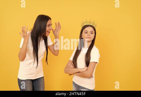 Mutter erziehen freche Tochter. Kindheit und Mutterschaft. Konzept der Freundschaft. Stockfoto