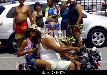 Puerto Cabello, Carabobo, Venezuela. 1. März 2022. 01. März 2022. Die Venezolaner feiern Karneval mit Kostümen, Partys, Masken, Wasser, Witzen und viel Spaß. In Puerto Cabello, Bundesstaat Carabobo. Foto: Juan Carlos Hernandez (Bild: © Juan Carlos Hernandez/ZUMA Press Wire) Stockfoto