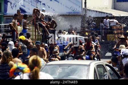 Puerto Cabello, Carabobo, Venezuela. 1. März 2022. 01. März 2022. Die Venezolaner feiern Karneval mit Kostümen, Partys, Masken, Wasser, Witzen und viel Spaß. In Puerto Cabello, Bundesstaat Carabobo. Foto: Juan Carlos Hernandez (Bild: © Juan Carlos Hernandez/ZUMA Press Wire) Stockfoto