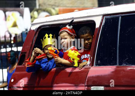 Puerto Cabello, Carabobo, Venezuela. 1. März 2022. 01. März 2022. Die Venezolaner feiern Karneval mit Kostümen, Partys, Masken, Wasser, Witzen und viel Spaß. In Puerto Cabello, Bundesstaat Carabobo. Foto: Juan Carlos Hernandez (Bild: © Juan Carlos Hernandez/ZUMA Press Wire) Stockfoto