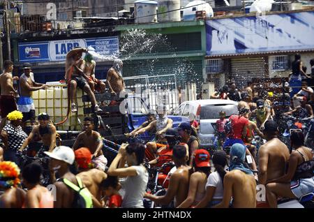 Puerto Cabello, Carabobo, Venezuela. 1. März 2022. 01. März 2022. Die Venezolaner feiern Karneval mit Kostümen, Partys, Masken, Wasser, Witzen und viel Spaß. In Puerto Cabello, Bundesstaat Carabobo. Foto: Juan Carlos Hernandez (Bild: © Juan Carlos Hernandez/ZUMA Press Wire) Stockfoto