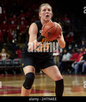 Piscataway, New Jersey, USA. 24.. Februar 2022. Iowa Hawkeyes forciert Monika Czinano (25) an der Foul-Linie in der ersten Hälfte zwischen den Rutgers Scarlet Knights und Iowa Hawkeyes in der Jersey Mikes Arena in Piscataway, New Jersey, am Donnerstag, den 24 2022. Februar. Iowa besiegte Rutgers 87-78. Duncan Williams/CSM/Alamy Live News Stockfoto