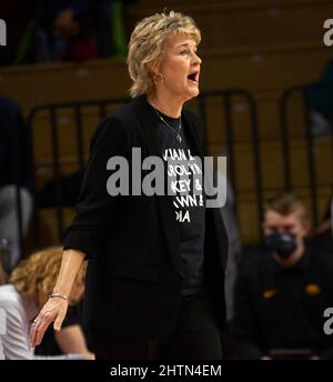 Piscataway, New Jersey, USA. 24.. Februar 2022. Lisa Bluder, Chefcoach von Iowa Hawkeyes, gibt ihren Spielern am Boden Anweisungen während des Spiels zwischen den Rutgers Scarlet Knights und Iowa Hawkeyes in der Jersey Mikes Arena in Piscataway, New Jersey, am Donnerstag, dem 24 2022. Februar. Iowa besiegte Rutgers 87-78. Duncan Williams/CSM/Alamy Live News Stockfoto