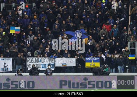 Bergamo, Italien. 28.. Februar 2022. Italien, Bergamo, 28 2022. februar: Atalanta-Anhänger zeigen auf den Tribünen Ukrainas Fahnen und Banner gegen den Krieg während des Fußballspiels ATALANTA vs SAMPDORIA, Serie A 2021-2022 day27, Gewiss-Stadion (Foto: Fabrizio Andrea Bertani/Pacific Press) Quelle: Pacific Press Media Production Corp./Alamy Live News Stockfoto