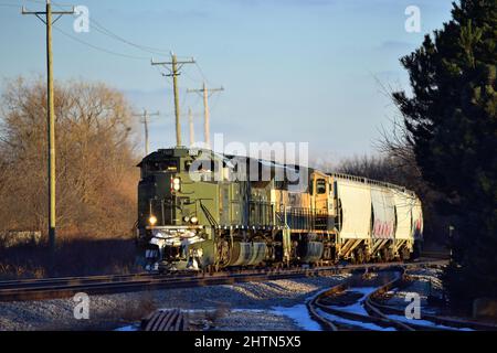 Bartlett, Illinois, USA. Ein Paar Lokomotiven versorgt einen Güterzug der Canadian Pacific Railway durch den Nordosten von Illinois, der nach Iowa bestimmt ist. Stockfoto