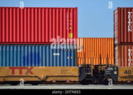 Franklin Park, Illinois, USA. Intermodale Container auf Güterwagen in einer Werft der Canadian Pacific Railway in den nahe gelegenen westlichen Vororten von Chicago. Stockfoto