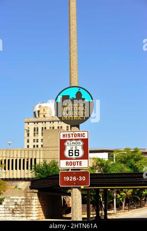 Springfield, Illinois, USA. Ein Schild, das an die Mother Road erinnert, die historische US Route 66 im Stadtzentrum von Springfield. Stockfoto