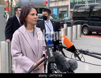 New York, USA. 01. März 2022. Außenministerin Annalena Baerbock spricht in New York mit der deutschen Presse. Kredit: Benno Schwinghammer/dpa/Alamy Live Nachrichten Stockfoto