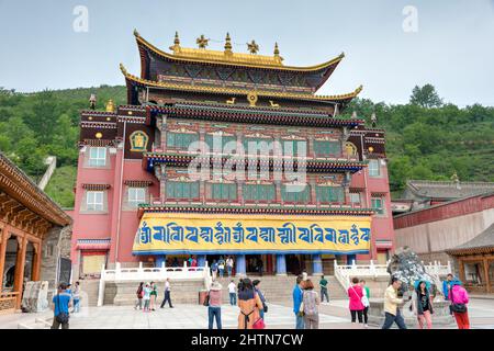 XINING, CHINA - Kumbum Kloster. Ein berühmtes Wahrzeichen in der antiken Stadt Xining, Qinghai, China. Stockfoto