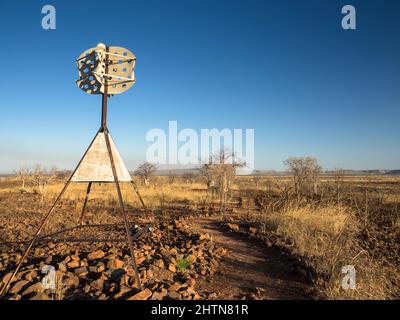 Trig Station auf dem Gipfel des Telegraph Hill mit Boab Bäumen (Adansonia gregorii) im Hintergrund, Parry Lagunen, East Kimberley Stockfoto